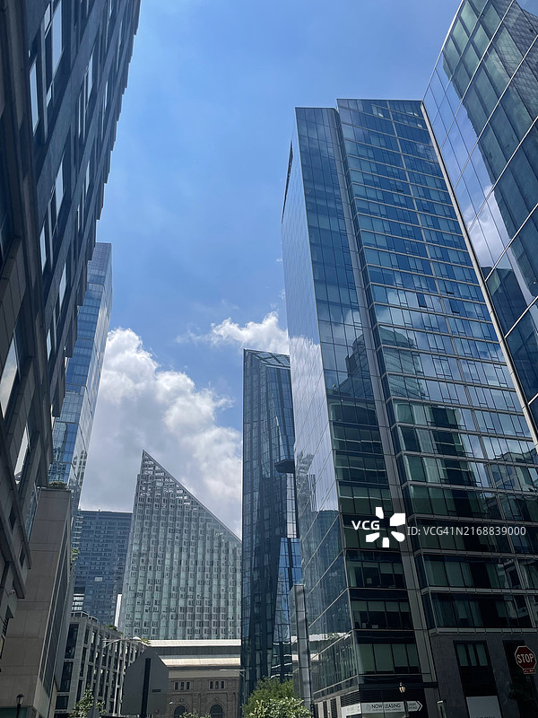 仰视美国大学预备学校的现代建筑图片素材