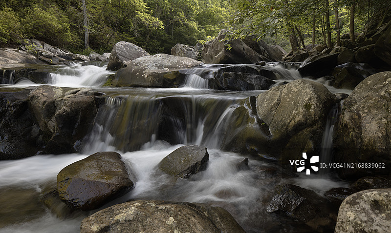 佐治亚州查茨沃斯森林中的瀑布景观图片素材