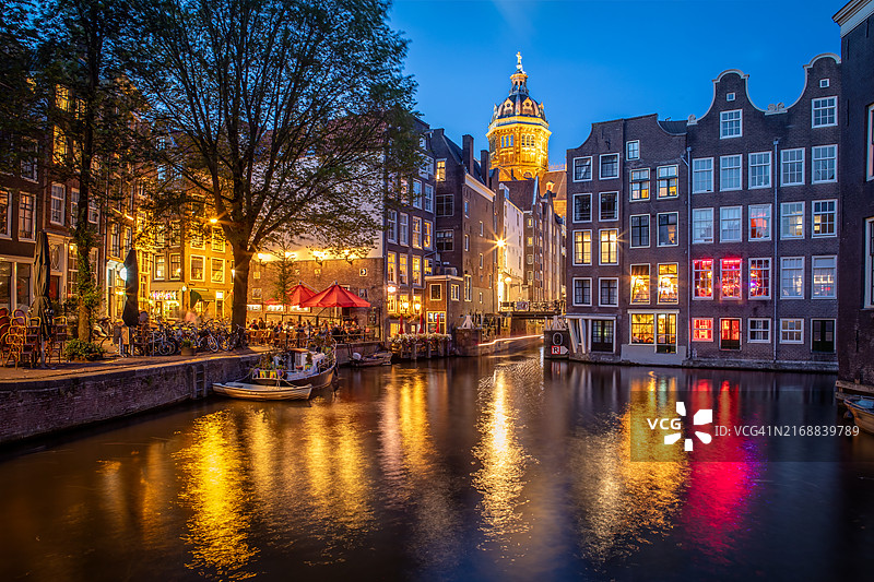 带有倒影的圣尼古拉斯教堂图片素材