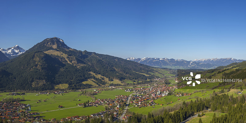 德国巴伐利亚施瓦本阿尔高地区奥斯特拉赫塔尔山谷全景图片素材