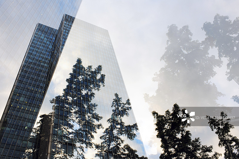 摩天大楼和树木的重曝图像，金丝雀码头，伦敦，英国图片素材