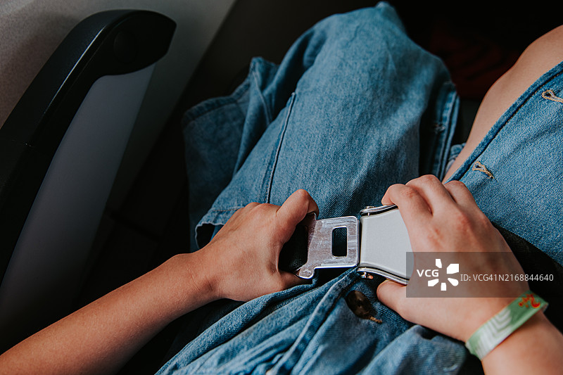 儿童在飞机上系安全带图片素材