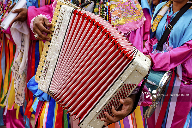在巴西贝洛奥里藏特街头宗教节日期间演奏乐器的手风琴手图片素材