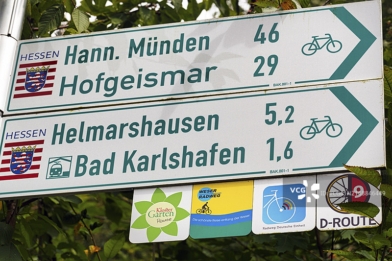 前往汉诺威明登、霍夫盖斯马尔、巴特卡尔斯哈芬的方向指示牌,距离,符号,各种长途自行车路线,威悉自行车路线,威悉山地,北莱茵-威斯特法伦,德国,欧洲图片素材
