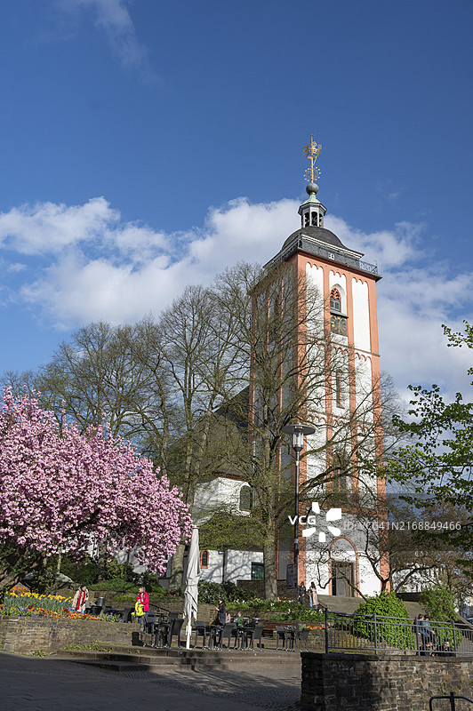 德国锡根，塔顶有小皇冠的圣尼古拉斯教堂图片素材