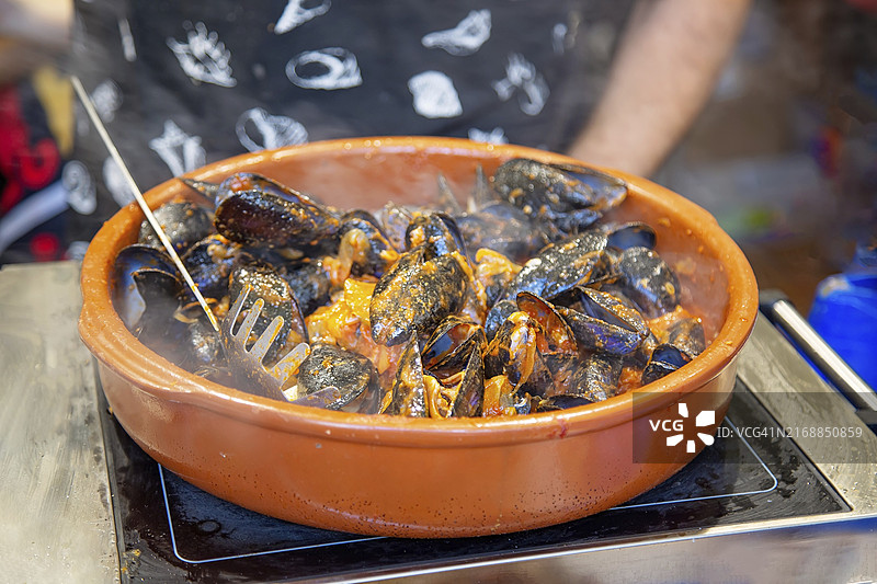 巴塞罗那兰布拉斯大街街头市场烹饪海鲜饭图片素材