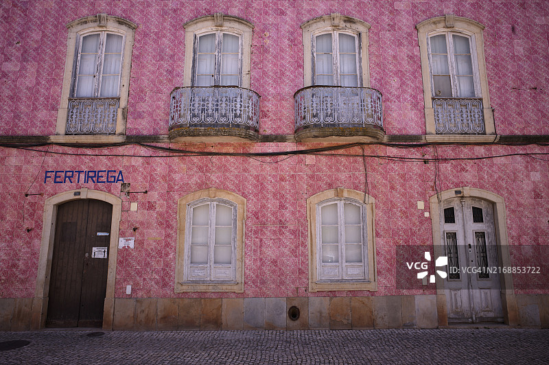 葡萄牙阿尔加维锡尔维什房屋立面粉色阿祖莱霍瓷砖图片素材