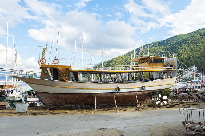 在土耳其费特希耶的船坞上重新粉刷木船图片素材