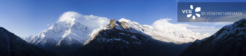 尼泊尔喜马拉雅山脉安纳普尔纳峰和冰雪覆盖山峰全景图片素材