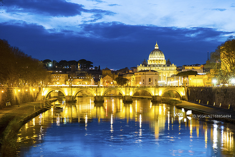 罗马圣天使桥和梵蒂冈圣彼得大教堂的迷人夜景图片素材
