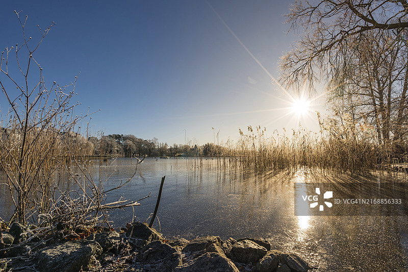 阳光照耀下班辛的冰冻施隆湖图片素材
