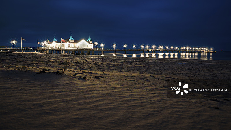 乌瑟多姆岛上阿赫尔贝克历史悠久的码头，傍晚长时间曝光拍摄图片素材