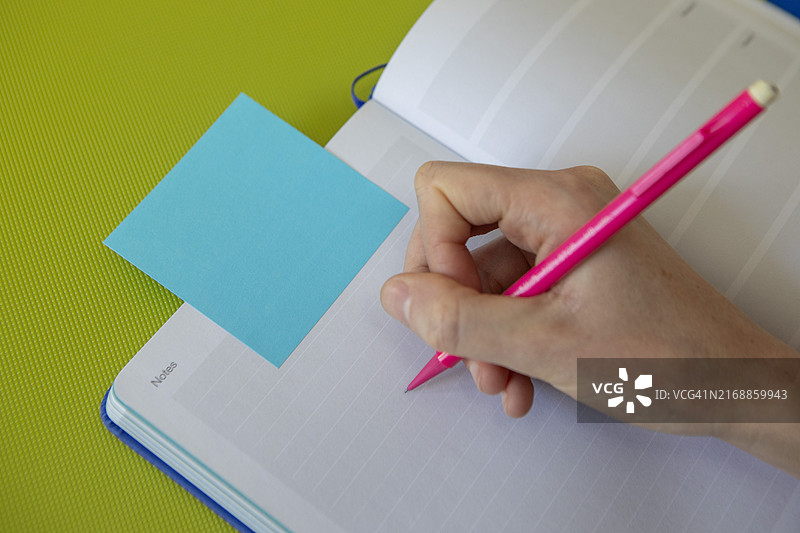 笔记本或日记本中的彩色便利贴图片素材