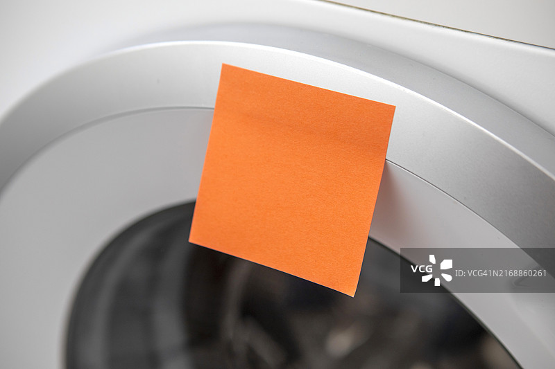 洗衣机上的彩色便签图片素材