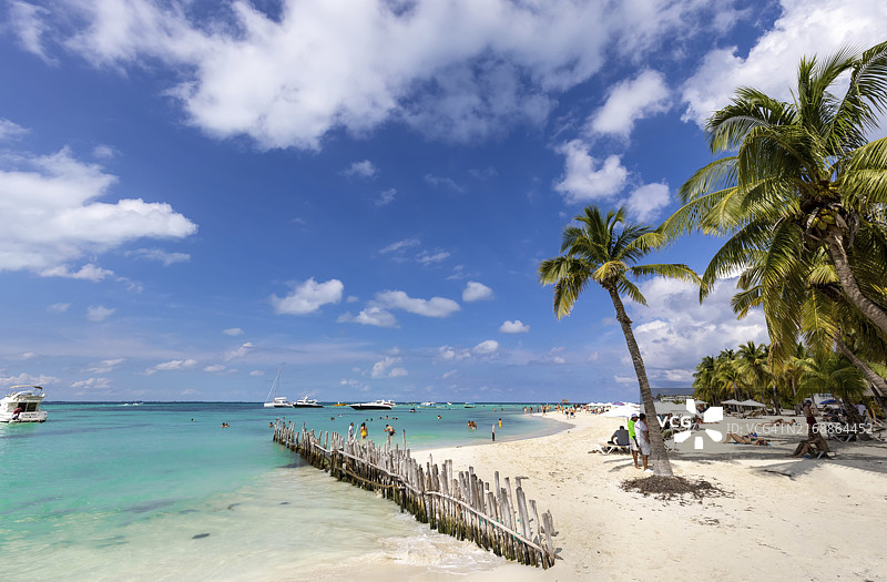 墨西哥女人岛Playa Norte海滩：以碧绿的海水、沙质海岸和海滩酒吧而闻名图片素材