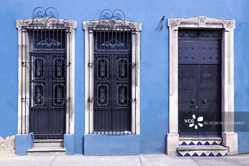 墨西哥中部，阿瓜斯卡连特斯历史名城中心的彩色街道和殖民时期房屋，主要旅游景点之一图片素材