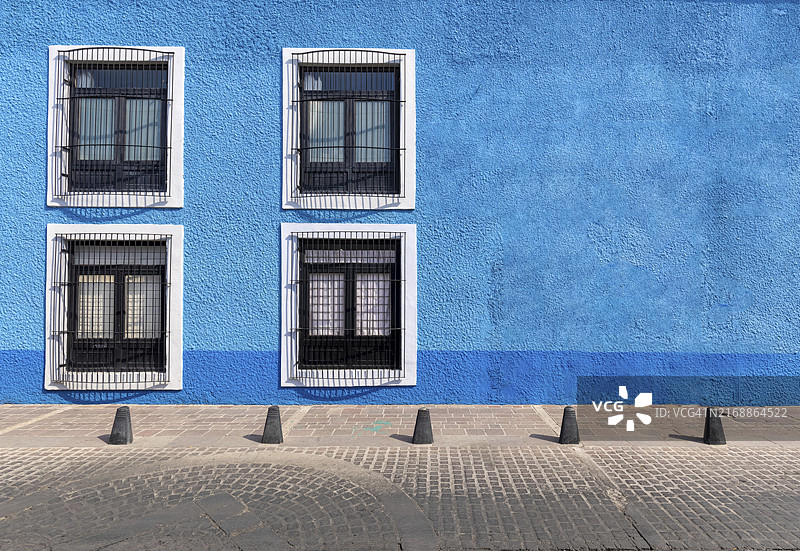 墨西哥中部，阿瓜斯卡连特斯历史名城中心的彩色街道和殖民时期房屋，主要旅游景点之一图片素材