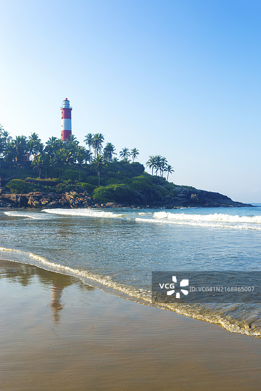 印度喀拉拉邦科瓦兰海滩岩石露头上方的灯塔（竖版）图片素材