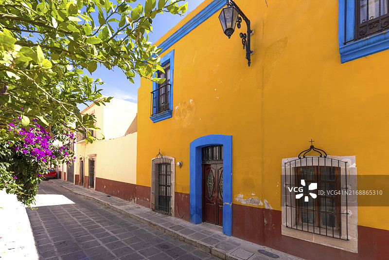萨卡特卡斯历史中心中央大教堂附近的彩色古老城市街道，是热门的墨西哥旅游目的地图片素材