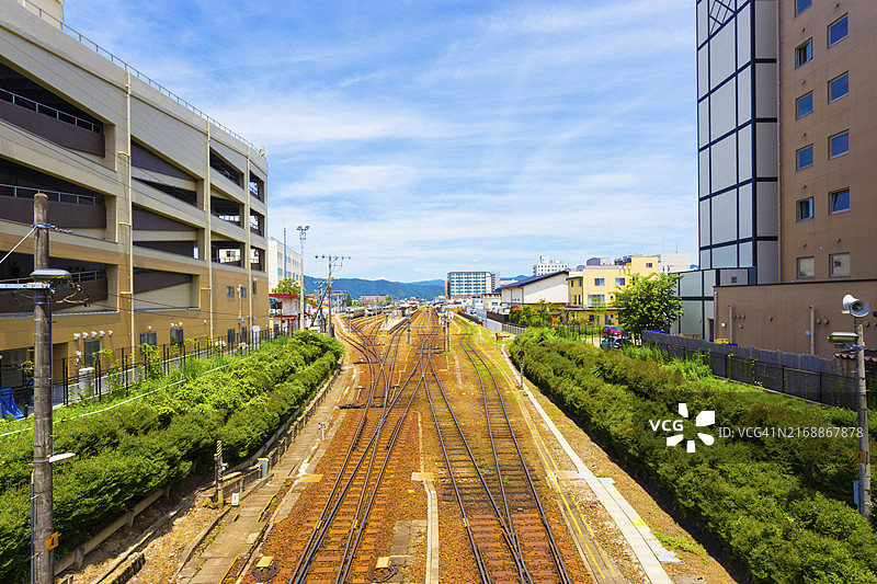 蓝天下日本岐阜县高山市的火车轨道通往高山站图片素材