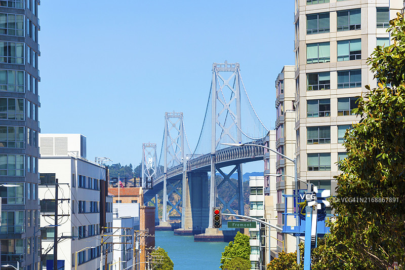 旧金山晴朗夏日：海湾大桥和住宅楼远眺金银岛（横版）图片素材