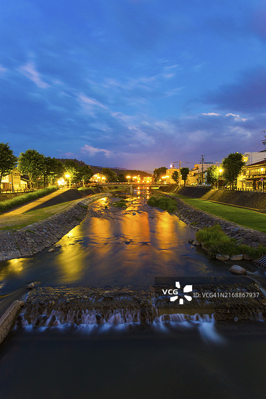 日本岐阜县高山市夜间灯光照亮宫川河图片素材