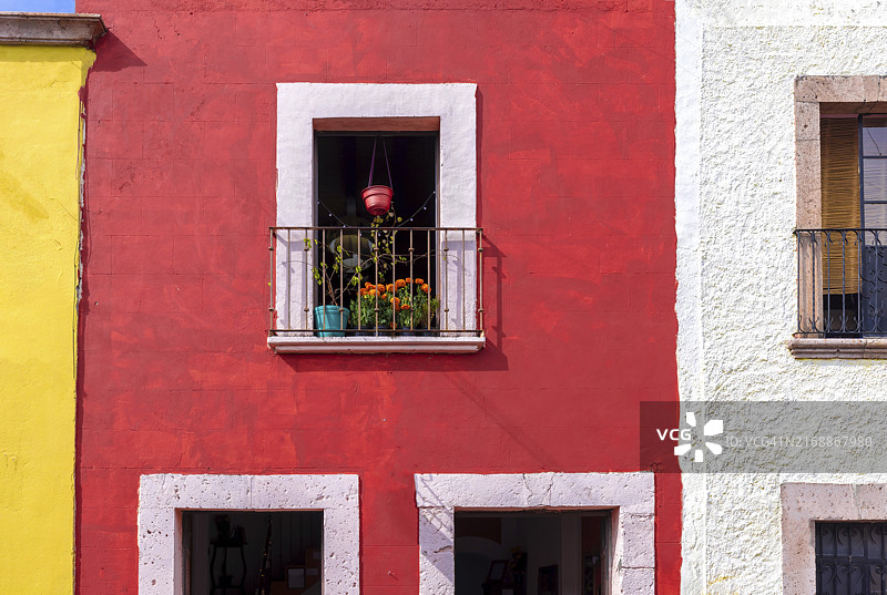 墨西哥，莫雷利亚旅游景点，中美洲历史中心，色彩缤纷的街道和殖民时期的房屋图片素材