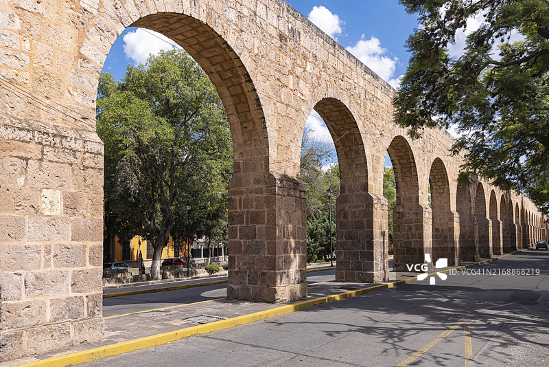 米却肯州莫雷利亚古老渡槽，位于历史名城中心图片素材