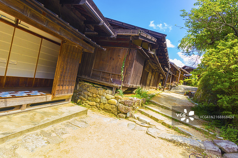 历史悠久的中原道路线穿过日本津谷乡村的传统土路。图片素材