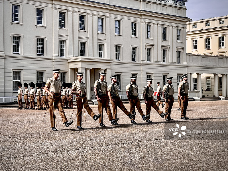 伦敦威灵顿兵营外的步兵卫队正在训练图片素材