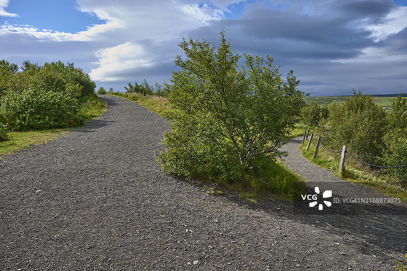 冰岛西部区博尔加内斯附近赫伦福萨尔瀑布的岔路图片素材