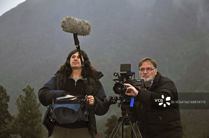 摄像师和录音师在新西兰西海岸工作图片素材