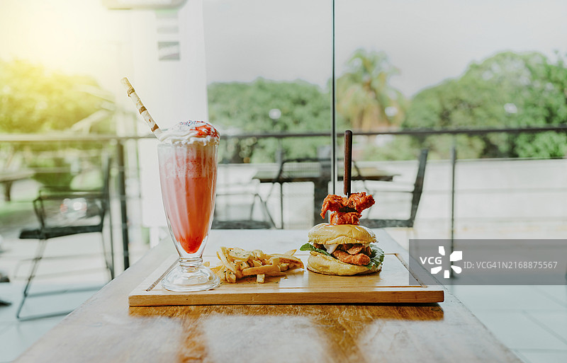 美味炸鸡汉堡配薯条和草莓奶昔图片素材