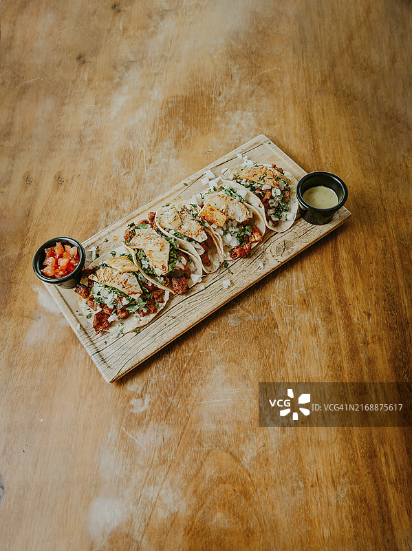 木桌上的墨西哥猪肉玉米饼配复制空间。自制墨西哥牧师式玉米饼，佐以木质背景的酱汁图片素材