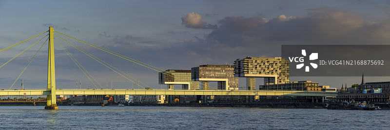 德国北莱茵-威斯特法伦州科隆市的塞韦林斯布吕克和莱茵auhafen港口，有起重机房图片素材