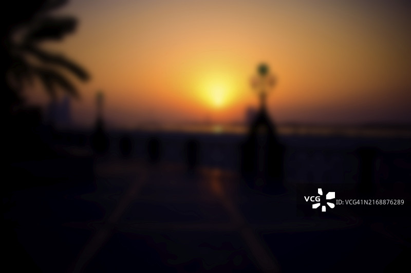 日落模糊背景，橙黄色天空图片素材