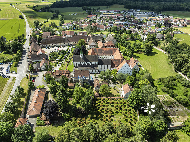 德国巴登-符腾堡州海利克罗伊茨塔尔村庄航拍，含大教堂和熙笃会女修道院图片素材
