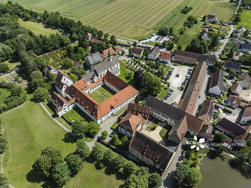 德国巴登-符腾堡州海利克罗伊茨塔尔村庄航拍，含大教堂和熙笃会女修道院图片素材