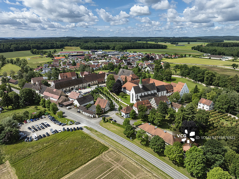 德国巴登-符腾堡州海利克罗伊茨塔尔村庄航拍，含大教堂和熙笃会女修道院图片素材