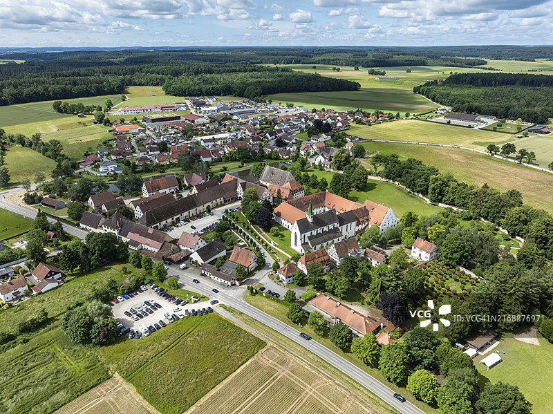 德国巴登-符腾堡州海利克罗伊茨塔尔村庄航拍，含大教堂和熙笃会女修道院图片素材