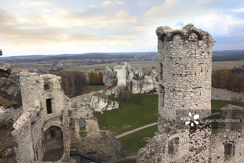 波兰奥格罗杰涅茨的白色石头堡垒图片素材