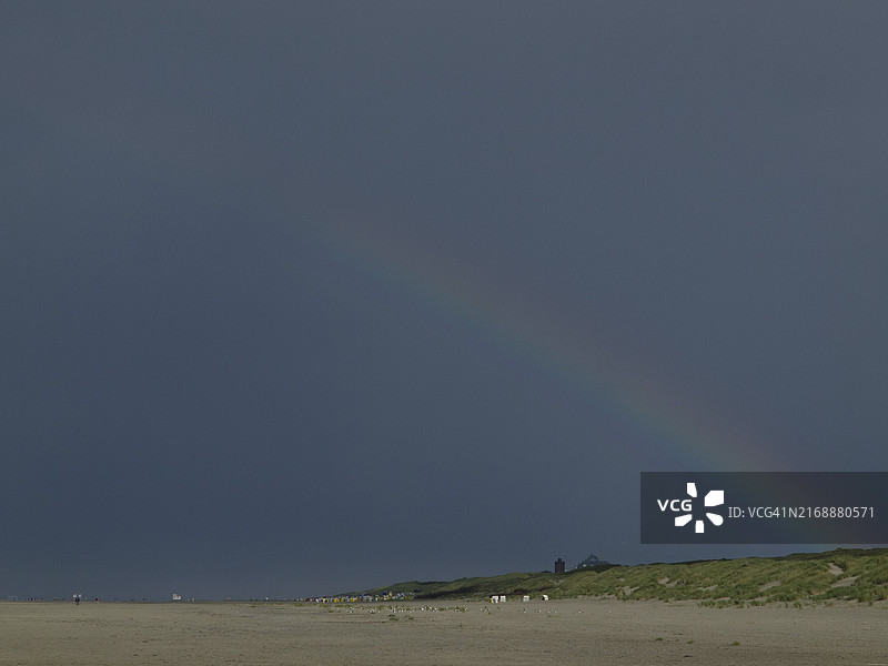 德国东弗里西亚尤伊斯特的宁静海滩和淡淡的彩虹图片素材