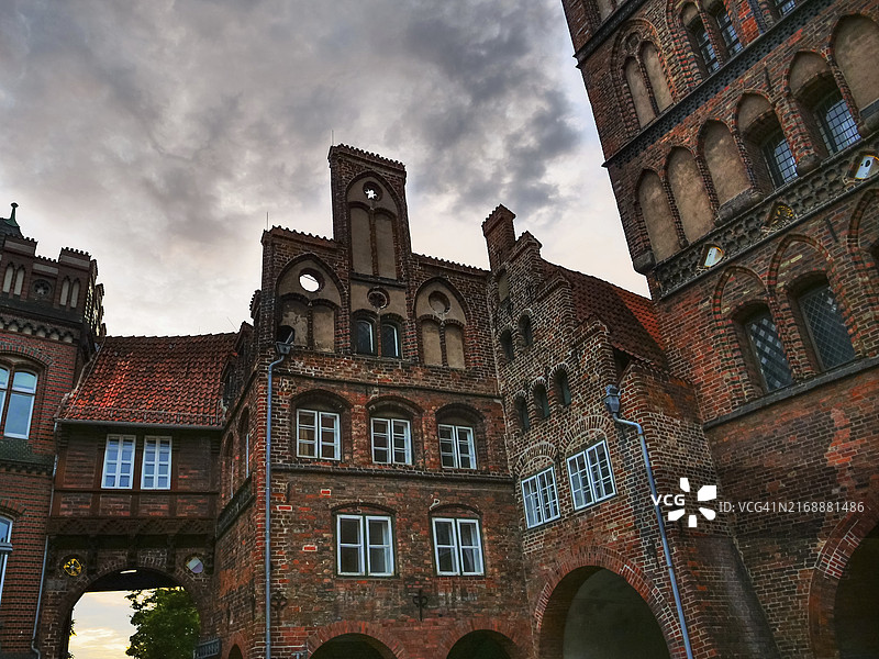 德国吕贝克老城多云天空下的历史砖 building和塔楼图片素材