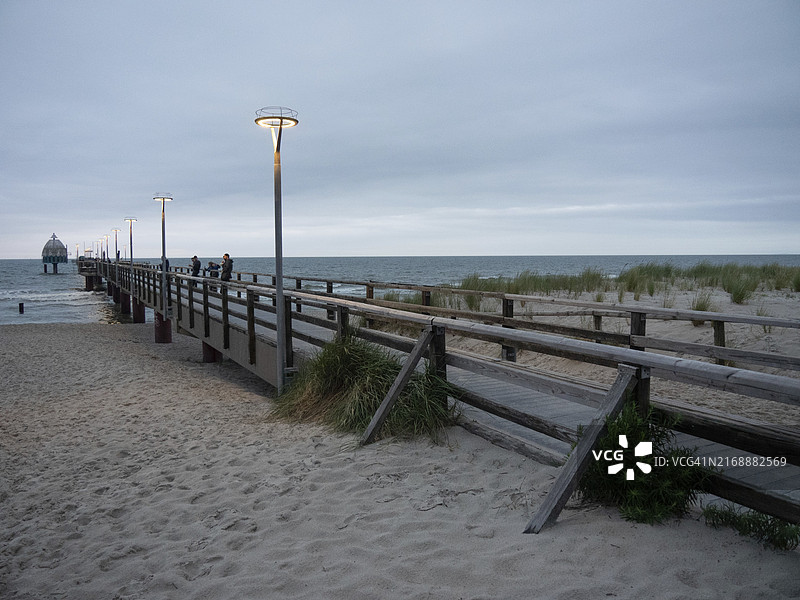 德国波罗的海海滩上延伸的长码头图片素材