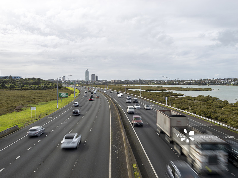 新西兰奥克兰北岸1号高速公路上的车流图片素材