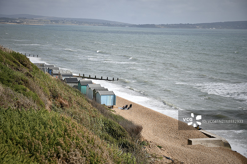 英格兰汉普郡米尔福德海上美丽的海滩小屋图片素材