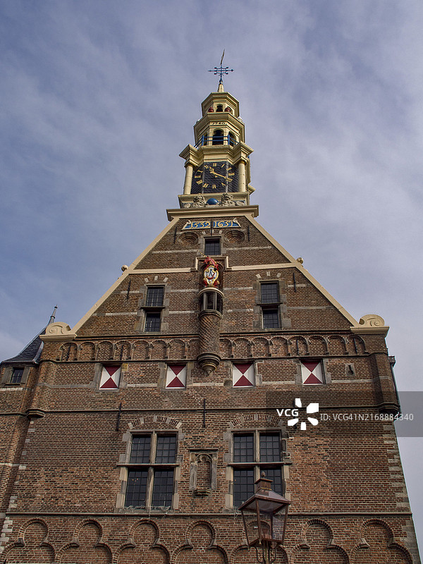 荷兰霍恩的带高钟楼和蓝天的历史建筑图片素材