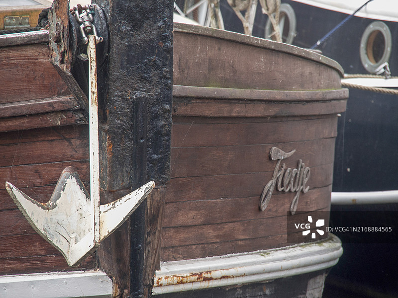 德国卡罗林西尔港口，带有白色铁锈锚的旧木船图片素材