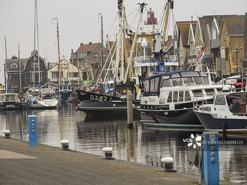 荷兰于尔克繁忙的港口和建筑图片素材