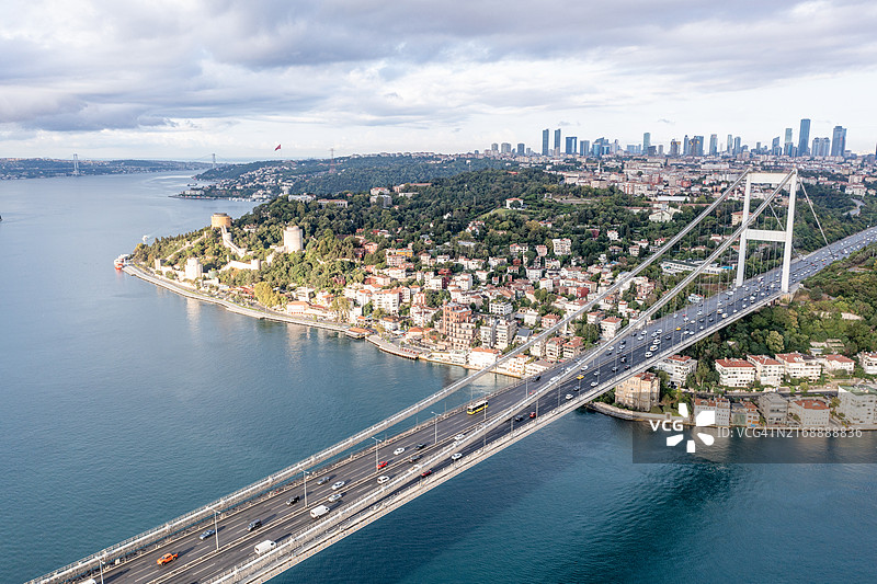 伊斯坦布尔博斯普鲁斯海峡大桥与马尔马拉海鸟瞰（7月15日烈士桥）图片素材